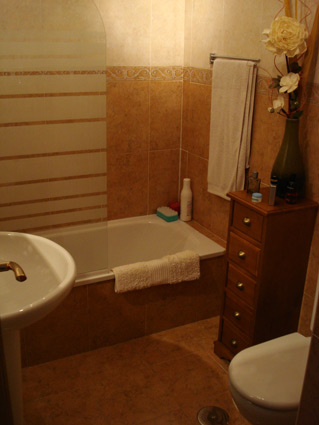 Holiday rental apartment ref. ANG008 - Ensuite bathroom