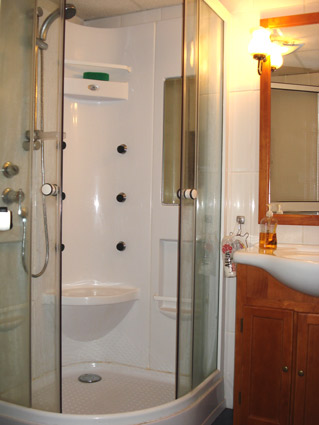 Three bedroom house to rent Velez Malaga ref. VM004 - Shower Room